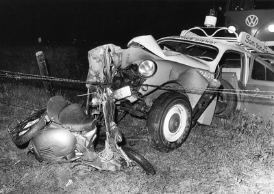 502350 Afbeelding van een verkeersongeval met een serviceauto van een garagebedrijf en een scooter, in de omgeving van ...